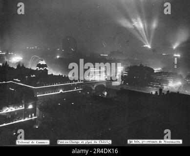 'Le jour de gloire; panorama de Paris illuminine le soir de 14 juillet 1919, au centre, le pointe de la Cite, entre les deux bras de la Seine', 1919. From "l'Album de la Guerre 1914-1919, Volume 2" [l'Illustration, Paris, 1924]. Foto Stock