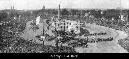 'Le jour de gloire; vue d'ensemble de la Place de la Concorde, au moment ou la tete du cortege militaire va s'engager dans la rue Royale: A cinquante metri, derriere l'escadron de la garde republicaine, les marechaux Joffre et Foch chevauchent devant l'etat-Major interallie; la tete de l'armee americaine arrivare a la hauteur du pont de la Concorde et ses drapeaux debouchent des Champs-Elysees', 1919. From "l'Album de la Guerre 1914-1919, Volume 2" [l'Illustration, Paris, 1924]. Foto Stock