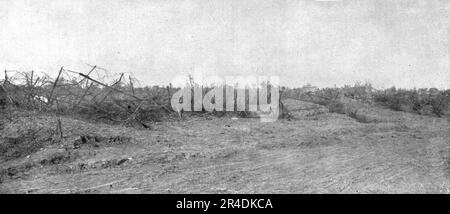 ''le partage de l'attaque; en Terrain reconquista: les Defenses allemandes boulevevenses devant Dompierre, au Sud de la Somme, enleve des Premier jour par des coloniaux et des Bretons partis a 9 heures 30, au chant de la Marseillaise', 1916. From "l'Album de la Guerre 1914-1919, Volume i" [l'Illustration, Paris, 1924] Foto Stock