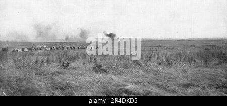 ''le parture de l'attaque; dans l'apres-midi du IST juillet, une batterie francaise d'artillerie de campagne va prendre position pres de Dompierre, ou sont entrres les notres et ou eclatent maintenant les obus allemands', 1916. From "l'Album de la Guerre 1914-1919, Volume i" [l'Illustration, Paris, 1924] Foto Stock