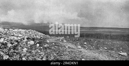 ''le Champ de Bataille; un paysage au Nord de Verdun: au fond a gauche, la crete du Mort-Homme cotant 295 meters et proungee vers la droite par le mamelon de la cote 286', 1916. From "l'Album de la Guerre 1914-1919, Volume i" [l'Illustration, Paris, 1924]. Foto Stock