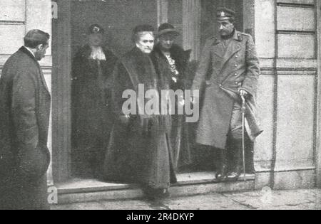 ''Les Exiles; la reine Milena, accompagnee de son fils cadet de ses deux filles', 1916. From "l'Album de la Guerre 1914-1919, Volume i" [l'Illustration, Paris, 1924]. Foto Stock