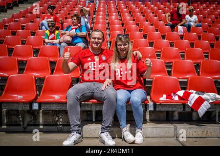 Colonia, Germania. 27th maggio, 2023. COLONIA, GERMANIA - MAGGIO 27: Tifosi del FC Bayern Munchen si acclamano prima della partita della Bundesliga tra il 1. FC Koln e FC Bayern Munchen al RheinEnergieStadion il 27 maggio 2023 a Colonia, Germania (Foto di Rene Nijhuis/Orange Pictures) Credit: Orange Pics BV/Alamy Live News Foto Stock