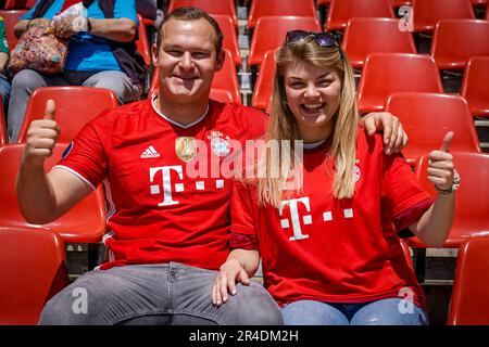 Colonia, Germania. 27th maggio, 2023. COLONIA, GERMANIA - MAGGIO 27: Tifosi del FC Bayern Munchen si acclamano prima della partita della Bundesliga tra il 1. FC Koln e FC Bayern Munchen al RheinEnergieStadion il 27 maggio 2023 a Colonia, Germania (Foto di Rene Nijhuis/Orange Pictures) Credit: Orange Pics BV/Alamy Live News Foto Stock