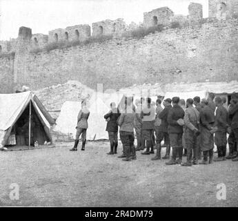 ''l'expedition des Dardanelli, sur la Presqu'ile; la messe de la Pentecote, celebree sous les murailles ruinees de Seddul-Bahr, en presence du commandant en chef du Corps expeditionnaire francais', 1915 (1924). From "l'Album de la Guerre 1914-1919, Volume i" [l'Illustration, Paris, 1924]. Foto Stock