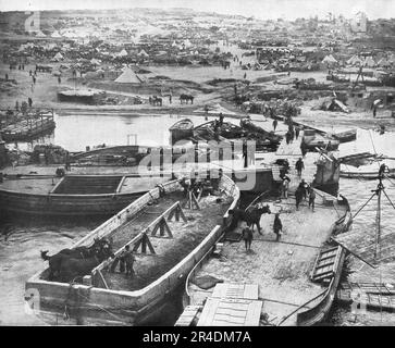 ''Expedition des Dardanelli, sur la mer et sur la Cote; la plage et le camp de Seddul-Bahr, fourmiliere humaine: Par la s'alimente, en hommes et en materiel, le front de Combat que les penibles protres des Allies entement, sans faire apparaitre la promesse de resultiats', 1915 (1924 positiel). From "l'Album de la Guerre 1914-1919, Volume i" [l'Illustration, Paris, 1924]. Foto Stock