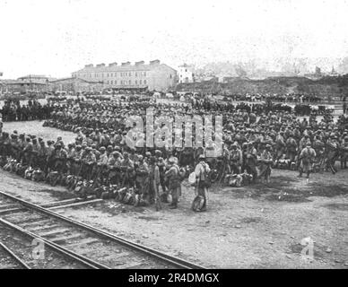 ''Les premiers contingents Franco-Anglais a Salonique; nos Troupes, apres le rassemblement, se sont Masses a proximite des quais avant de defiler a travers la ville', 1915 (1924). From "l'Album de la Guerre 1914-1919, Volume i" [l'Illustration, Paris, 1924]. Foto Stock