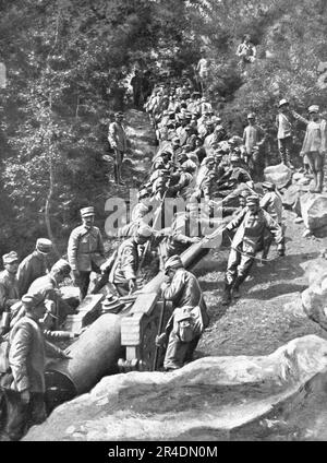 ''Les difficultes de la guetre en Montagne; une grosse pezzo halee a bras par 600 hommes', 1915. From "l'Album de la Guerre 1914-1919: Volume i" [l'Illustration, Paris, 1926]. Foto Stock