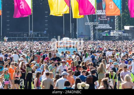 Warrington, Cheshire, Regno Unito. 27th maggio, 2023. UK - il Neighbourhood Weekend Music Festival si è svolto sabato e domenica all'interno di Victoria Park. Migliaia di persone si sono rivelate all'evento e sono crogiolate al sole. Credit: John Hopkins/Alamy Live News Foto Stock