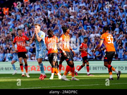 Matthew Godden rues di Coventry City un'occasione persa durante la finale di gioco del Campionato Sky Bet al Wembley Stadium, Londra. Data immagine: Sabato 27 maggio 2023. Foto Stock