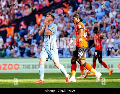 Matthew Godden rues di Coventry City un'occasione persa durante la finale di gioco del Campionato Sky Bet al Wembley Stadium, Londra. Data immagine: Sabato 27 maggio 2023. Foto Stock