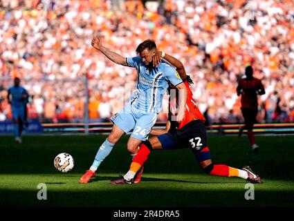 Matthew Godden di Coventry City (a sinistra) e Gabriel Osho di Luton Town si battono per la palla durante la finale di gioco del Campionato Sky Bet al Wembley Stadium, Londra. Data immagine: Sabato 27 maggio 2023. Foto Stock