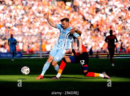 Matthew Godden di Coventry City (a sinistra) e Gabriel Osho di Luton Town si battono per la palla durante la finale di gioco del Campionato Sky Bet al Wembley Stadium, Londra. Data immagine: Sabato 27 maggio 2023. Foto Stock