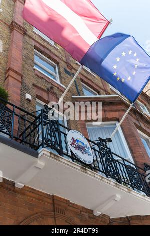 La bandiera nazionale e la bandiera dell'UE volano sopra l'ingresso dell'Ambasciata di Lettonia a Nottingham Place, Marylebone, Londra, Inghilterra, Regno Unito Foto Stock