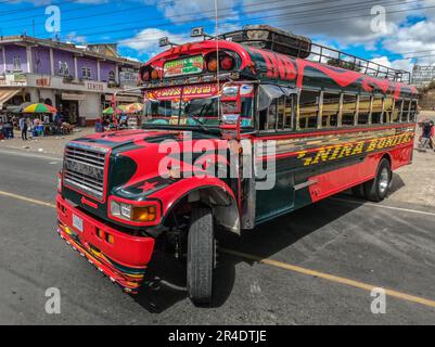 Autobus di pollo tradizionale, Antigua, Guatemala Foto Stock
