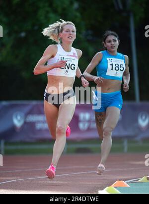 Kate Axford, ex giocatore di hockey del GB, ora in competizione per l’Inghilterra e vincendo la Women’s 3000m al Loughborough International, Paula Radcliffe Athleti Foto Stock