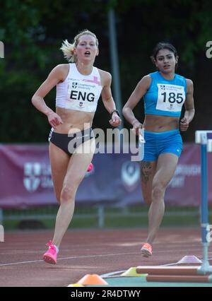 Kate Axford, ex giocatore di hockey del GB, ora in competizione per l’Inghilterra e vincendo la Women’s 3000m al Loughborough International, Paula Radcliffe Athleti Foto Stock