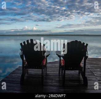 Vista dal molo e dal rifugio palapa sul bellissimo lago Peten Itza, El Remate, Petén, Guatemala Foto Stock