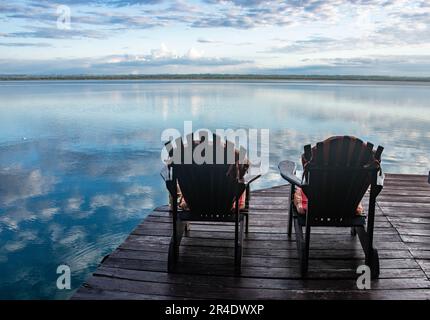 Vista dal molo e dal rifugio palapa sul bellissimo lago Peten Itza, El Remate, Petén, Guatemala Foto Stock