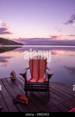 Vista dal molo e dal rifugio palapa sul bellissimo lago Peten Itza, El Remate, Petén, Guatemala Foto Stock