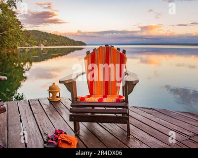 Vista dal molo e dal rifugio palapa sul bellissimo lago Peten Itza, El Remate, Petén, Guatemala Foto Stock