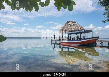 Molo e capanna Palapa sul bellissimo lago Peten Itza, El Remate, Petén, Guatemala Foto Stock