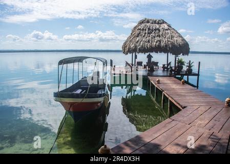 Molo e capanna Palapa sul bellissimo lago Peten Itza, El Remate, Petén, Guatemala Foto Stock