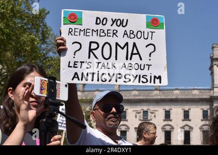 Londra, Inghilterra, Regno Unito. 27th maggio, 2023. Centinaia di persone, molte delle quali appartengono a diverse organizzazioni e gruppi di campagne elettorali, si sono riunite in Piazza del Parlamento e hanno marciato a Downing Street per protestare contro il nuovo Public Order Act, che legge le leggi anti-protesta del governo, le leggi anti-sciopero, le leggi anti-traveller e le leggi anti-migranti. Al rally si sono aggiunti diversi gruppi, tra cui Animal Rising, Republic, Just Stop Oil, BLM Croydon, Stand Up to Racism, Gypsy Traveller League, Fuel Poverty Action, DPAC e Kill the Bill. (Credit Image: © Thomas Krych/ZUMA Press Wire Foto Stock