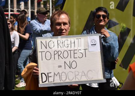 Londra, Inghilterra, Regno Unito. 27th maggio, 2023. Il protester tiene un cartello alla dimostrazione. Centinaia di persone, molte delle quali appartengono a diverse organizzazioni e gruppi di campagne elettorali, si sono riunite in Piazza del Parlamento e hanno marciato a Downing Street per protestare contro il nuovo Public Order Act, che legge le leggi anti-protesta del governo, le leggi anti-sciopero, le leggi anti-traveller e le leggi anti-migranti. Al rally si sono aggiunti diversi gruppi, tra cui Animal Rising, Republic, Just Stop Oil, BLM Croydon, Stand Up to Racism, Gypsy Traveller League, Fuel Poverty Action, DPAC e Kill the Bil Foto Stock