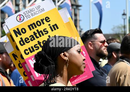 Non la mia protesta di Bill. Attivisti di più organizzazioni hanno protestato in Piazza del Parlamento contro il disegno di legge del Public Order Act del 2023, entrato in vigore il 3rd 2023 maggio. Parliament Square, Westminster, Londra, Regno Unito Foto Stock