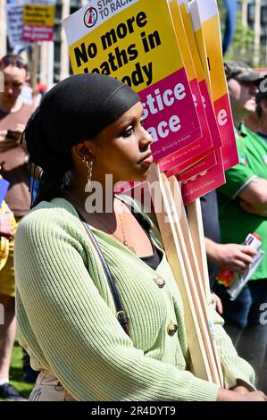 Non la mia protesta di Bill. Attivisti di più organizzazioni hanno protestato in Piazza del Parlamento contro il disegno di legge del Public Order Act del 2023, entrato in vigore il 3rd 2023 maggio. Parliament Square, Westminster, Londra, Regno Unito Foto Stock