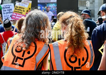 Non la mia protesta di Bill. Attivisti di più organizzazioni hanno protestato in Piazza del Parlamento contro il disegno di legge del Public Order Act del 2023, entrato in vigore il 3rd 2023 maggio. Parliament Square, Westminster, Londra, Regno Unito Foto Stock
