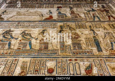 Sculture a parete in una camera del tempio di Hathor, Dendera Foto Stock