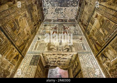 Sculture a parete in una camera del tempio di Hathor, Dendera Foto Stock