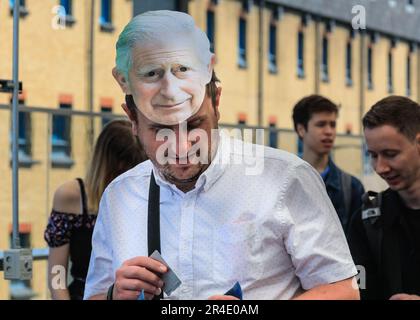 Londra, Regno Unito. 27 maggio 2023. Un visitatore nella maschera di re Carlo. I fan e i visitatori del Comic con London si riuniscono all'Excel London per la celebrazione di 3 giorni del cosplay e della cultura popolare in costumi e costumi divertenti. Crediti: Imageplotter/Alamy Live News Foto Stock