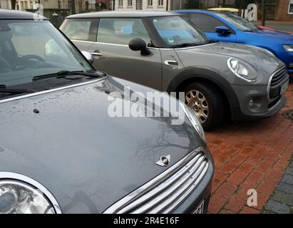 Leer, Germania - 29 2023 gennaio due mini auto grigie parcheggiate l'una accanto all'altra Foto Stock