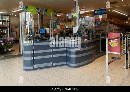 Uelsen, Germania Maggio 16 2023 un banco di check-out inutilizzato presso il Lidl. I cassieres sono protetti contro i virus da grandi pareti di plastica fin da covid Foto Stock