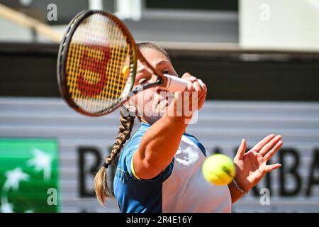 Parigi, Francia, Francia. 27th maggio, 2023. Diane PARRY di Francia durante una partita di Roland-Garros 2023, French Open 2023, torneo di tennis Grand Slam allo stadio Roland-Garros il 27 maggio 2023 a Parigi. (Credit Image: © Matthieu Mirville/ZUMA Press Wire) SOLO PER USO EDITORIALE! Non per USO commerciale! Foto Stock