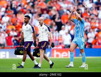 Callum Doyle di Coventry City applaude i fan mentre lascia il campo dopo essere stato sostituito durante la finale di play-off del campionato Sky Bet al Wembley Stadium, Londra. Data immagine: Sabato 27 maggio 2023. Foto Stock