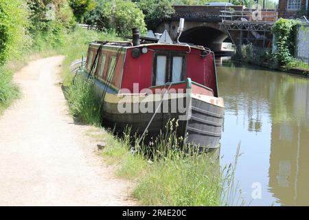 Chiatta sul canale nel Warwickshire Foto Stock