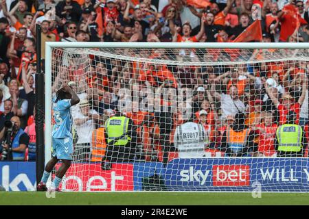 Fankaty Dabo #23 di Coventry City sembra sconsolato durante il Play-off del Campionato Sky Bet finale di Coventry City vs Luton Town al Wembley Stadium, Londra, Regno Unito, 27th maggio 2023 (Foto di Gareth Evans/News Images) Foto Stock