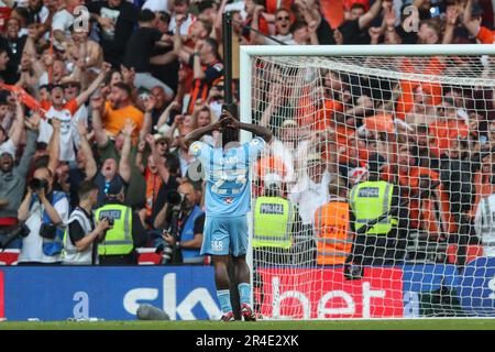 Fankaty Dabo #23 di Coventry City sembra sconsolato durante il Play-off del Campionato Sky Bet finale di Coventry City vs Luton Town al Wembley Stadium, Londra, Regno Unito, 27th maggio 2023 (Foto di Gareth Evans/News Images) Foto Stock