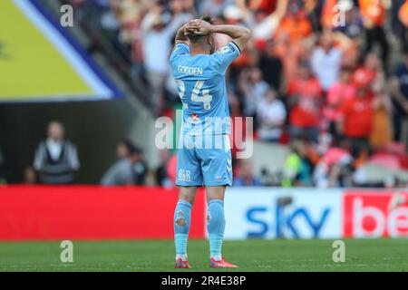 Londra, Regno Unito. 24th maggio, 2023. Matthew Godden #24 di Coventry City sembra sconsolato durante la partita finale del Campionato Sky Bet, Coventry City vs Luton Town al Wembley Stadium, Londra, Regno Unito, 27th maggio 2023 (Photo by Gareth Evans/News Images) a Londra, Regno Unito, il 5/24/2023. (Foto di Gareth Evans/News Images/Sipa USA) Credit: Sipa USA/Alamy Live News Foto Stock