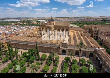 Veduta aerea della Moschea-Cattedrale di Cordoba e patio de los Naranjos Courtyard - Cordoba, Andalusia, Spagna Foto Stock