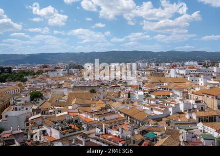 Veduta aerea di Cordoba con le montagne della Sierra Morena sullo sfondo - Cordoba, Andalusia, Spagna Foto Stock