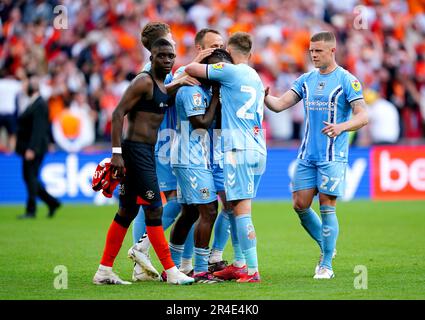 Console dei giocatori di Coventry City Fankaty Dabo dopo la sua penalità, i risultati mancati a Luton Town vincendo la finale di play-off del Campionato Sky Bet al Wembley Stadium, Londra. Data immagine: Sabato 27 maggio 2023. Foto Stock