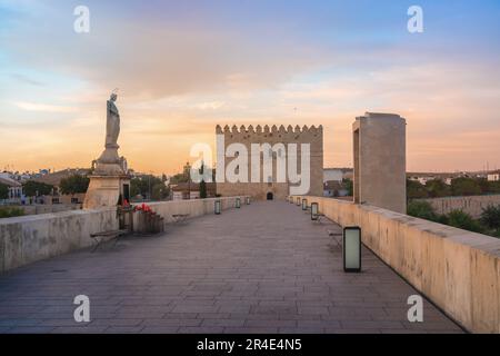 Ponte Romano di Cordoba all'alba con la statua di San Rafael e la Torre di Calahorra - Cordoba, Andalusia, Spagna Foto Stock