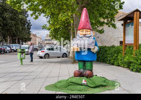 Manacor, Spagna; maggio 13 2023: Manacor Encantat festa urbana con grandi sculture nella strada di personaggi da racconti popolari o Rondalles. Manacor, Foto Stock