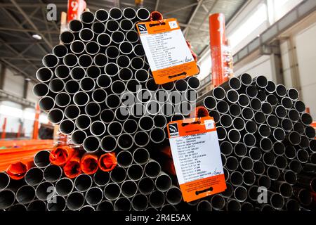 Podolsk, provincia di Mosca - 02 agosto 2021: Catasta di tubi in acciaio inox in magazzino. Foto Stock