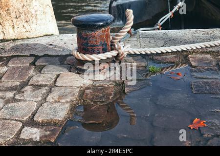 Chioschi ormeggio nel porto. Autunno sul lungofiume. Corda per ormeggio barche Foto Stock